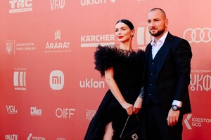 Иностранные звезды и роскошные наряды: как прошло открытие Одесского кинофестиваля