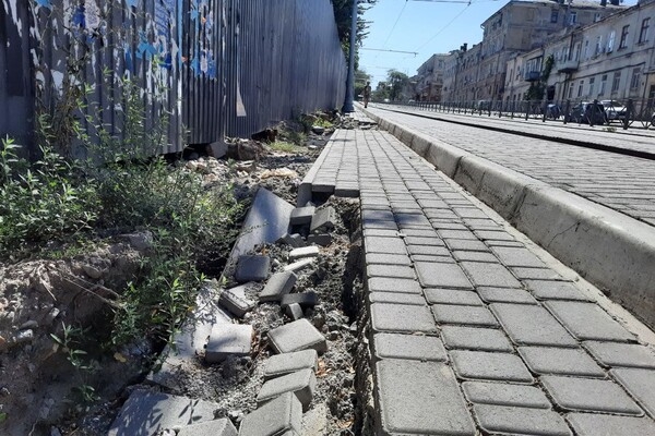 Год после капитального ремонта: в Одессе начал разрушаться спуск Маринеско