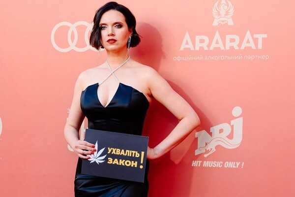 Иностранные звезды и роскошные наряды: как прошло открытие Одесского кинофестиваля