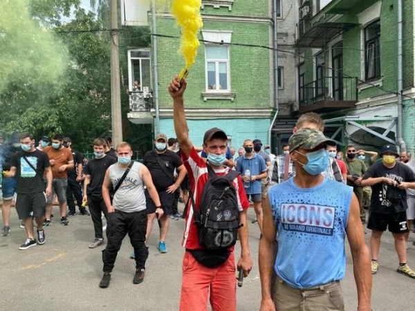 
"Столар – кошелек сепаратистов": патриоты пикетировали офис пророссийской партии ОПЗЖ в Киеве
