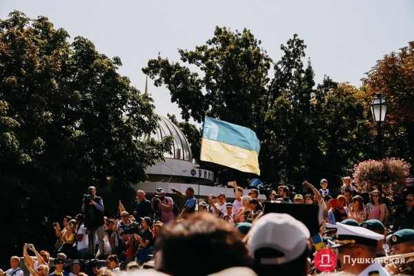 Над Потемкинской лестницей развернули 30-метровый флаг Украины. Фото