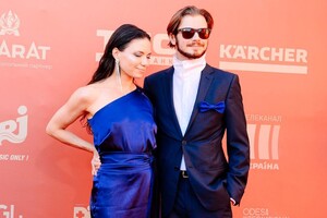 Иностранные звезды и роскошные наряды: как прошло открытие Одесского кинофестиваля