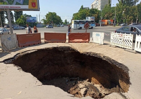 Портал в ад: провал дороги на Черемушках продолжает увеличиваться 