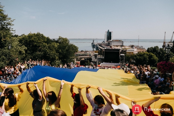 Над Потемкинской лестницей развернули 30-метровый флаг Украины. Фото
