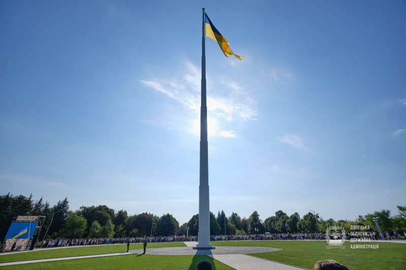 У Краматорську найбільший прапор Донецької області підняли на висоту 80 метрів