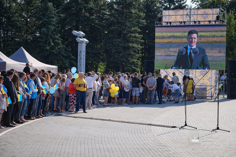 У Краматорську найбільший прапор Донецької області підняли на висоту 80 метрів