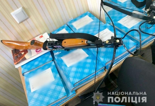 В полтавской школе девушка ранила из арбалета двух учителей