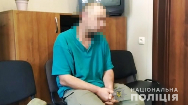 В Одессе мужчина принес на школьный стадион гранату и угрожал ею. Видео