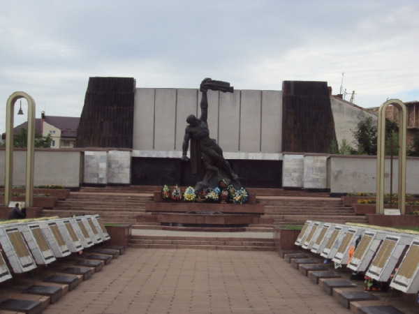 «Избавление от советской идеологии»: в Коломые демонтировали памятник воинам-освободителям