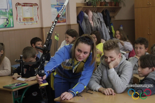 Стрельба из лука. Чемпионка Украины провела олимпийский урок для учеников одесской школы