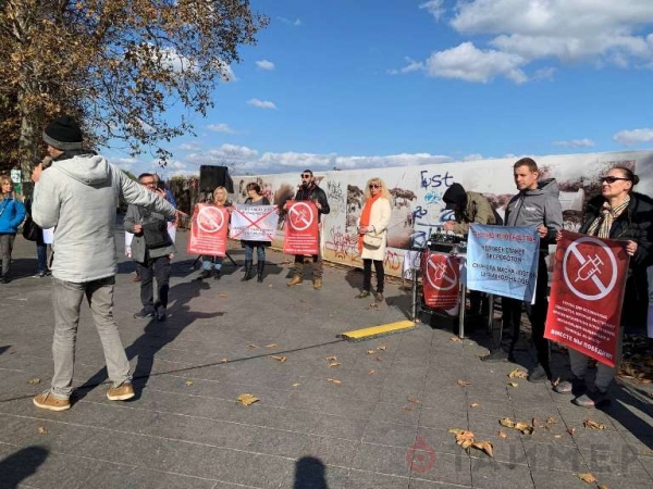 На Приморском бульваре протестовали одесские антипрививочники