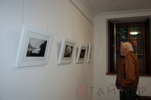 «Абстракция формы»: одесский фотохудожник дебютировал чёрно-белой экспозицией 