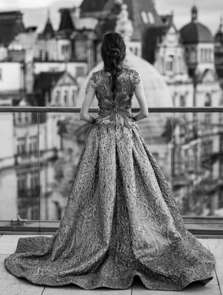 Анджелина Джоли позировала в золотом платье Valentino