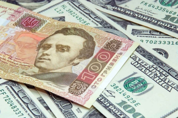 Доллар упал до годового максимума: аналитики рассказали, что ждет курс валют на этой неделе