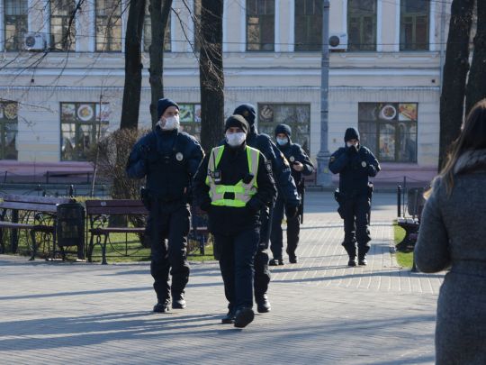 Можуть попросити пред'явити в громадському місці: які документи повинні бути в українців під час карантину