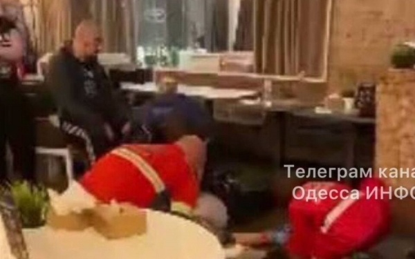 В Одессе в кафе внезапно умер подросток