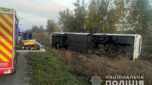 В Полтавской области перевернулся пассажирский автобус: 11 пострадавших