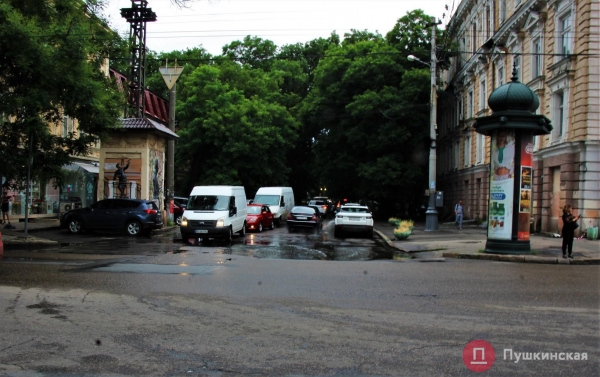 Сделают «по-багатому»: тротуар в центре Одессы отремонтируют гранитной плиткой и аутентичной брусчаткой