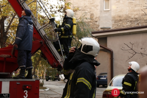 В общежитии в центре Одессы произошел пожар: пожарной сигнализации в здании не было. Фото, обновлено
