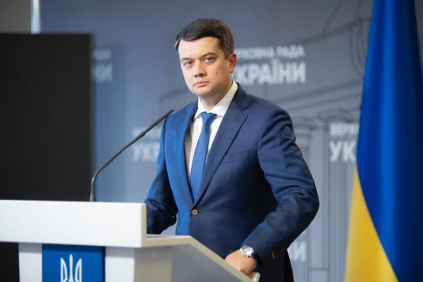 
"Издевательство и дурость": Разумков прокомментировал 1000 грн Зеленского

