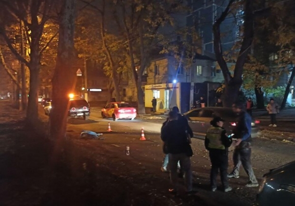 На Адмиральском проспекте сбили двух людей: погибла девушка, водитель сбежал 