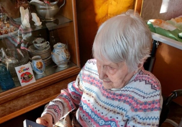 104-летняя одесситка получила свой первый загранпаспорт 