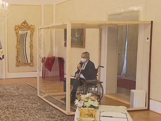 Ковід-позитивного президента Чехії привезли в інвалідному візку та помістили у прозорий бокс — щоб призначити прем'єра
