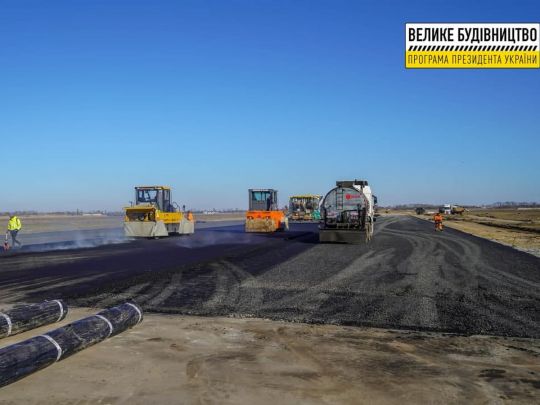 На «Великому будівництві» в аеропорту Херсона працюють 120 осіб і 100 одиниць техніки
