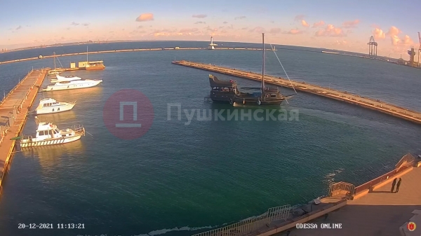 В Одессе женщина в розыске угнала яхту и попала на ней в ДТП. Фото
