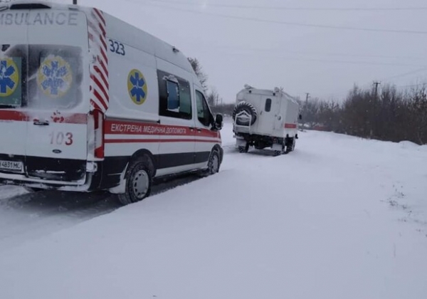Две "скорые" застряли в снежных сугробах Одесской области