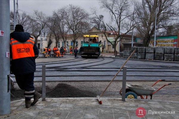 Первая в Одессе «венская» остановка и дымящийся асфальт: как идет ремонт улицы Преображенской. Фото