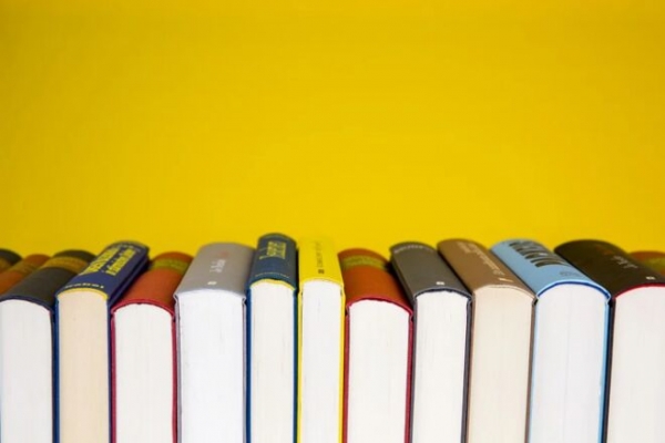 
Половину "ковидных" денег украинцы тратят на книги: monobank выплатил уже свыше 600 тысяч

