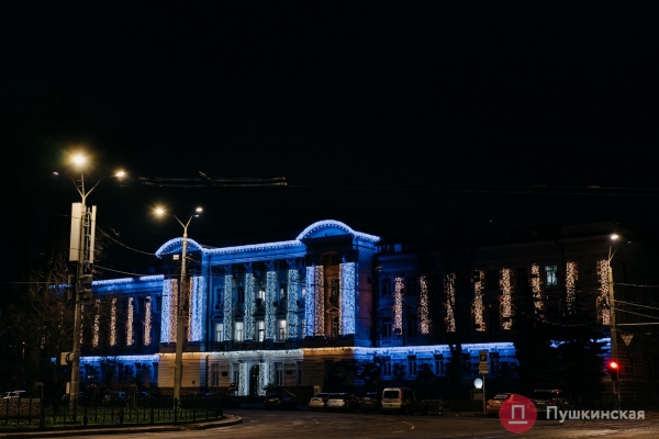 Большая прогулка по предновогодней Одессе: как город нарядился к праздникам. Фоторепортаж
