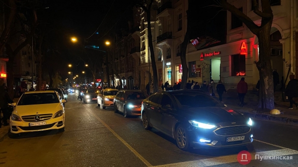 Пешеходную зону в центре Одессы еще не отменили, но по дороге гулять уже опасно: как это выглядит. Фото