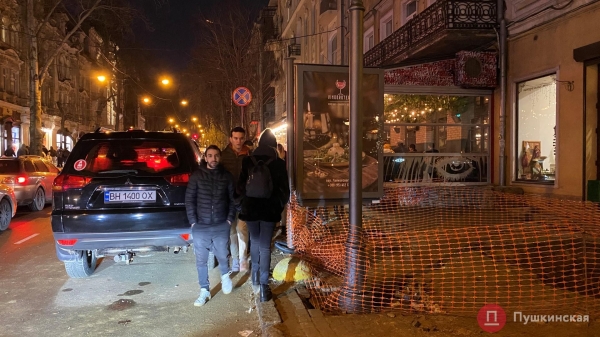 Пешеходную зону в центре Одессы еще не отменили, но по дороге гулять уже опасно: как это выглядит. Фото