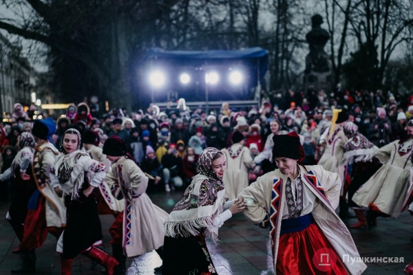 В Одессе зажгли главную елку города: с песнями, танцами и Святыми Николаями на байках. Фото