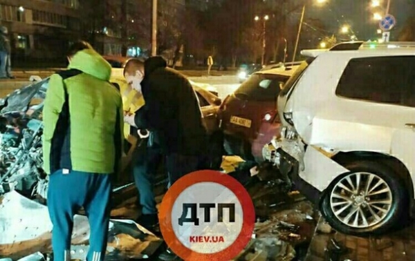 В Киеве легковушка протаранила 15 припаркованных авто, водитель сбежал