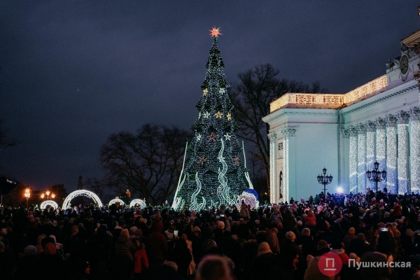В Одессе зажгли главную елку города: с песнями, танцами и Святыми Николаями на байках. Фото