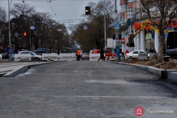 Первая в Одессе «венская» остановка и дымящийся асфальт: как идет ремонт улицы Преображенской. Фото