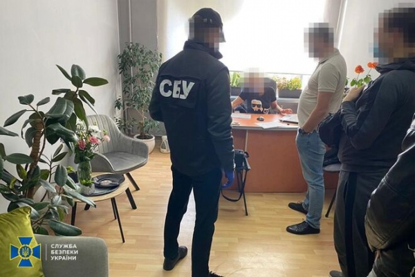 
Обороты на миллионы гривен: в Украине массово штампуют поддельные Covid-документы – фото

