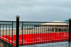 Почти в море: на одесском пляже начали устанавливать бассейн