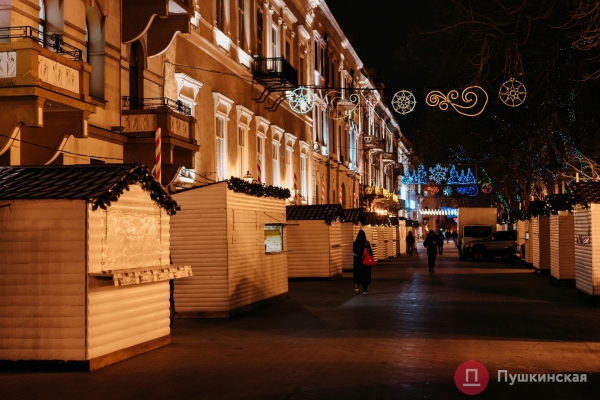 Большая прогулка по предновогодней Одессе: как город нарядился к праздникам. Фоторепортаж