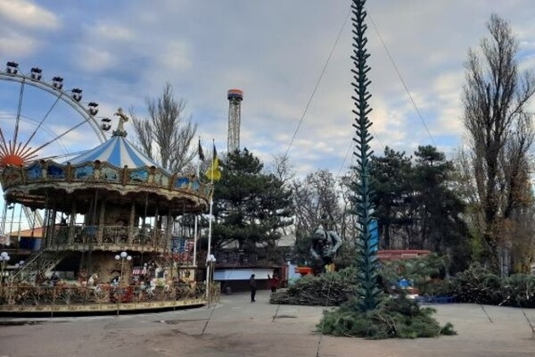 В центре Одессы начали устанавливать новогоднюю елку