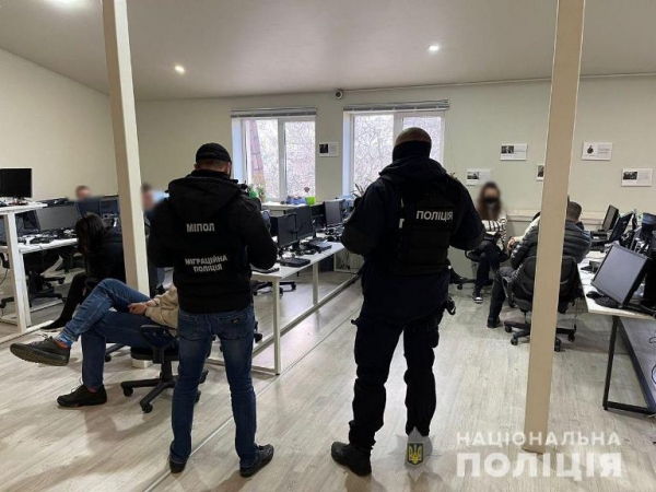 Одесские мошенники облапошивали иностранцев, выманивая у них данные банковских карт