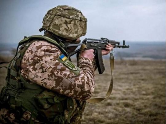 На Донбасі важко поранено українського військового: російські найманці п'ять разів порушили режим припинення вогню