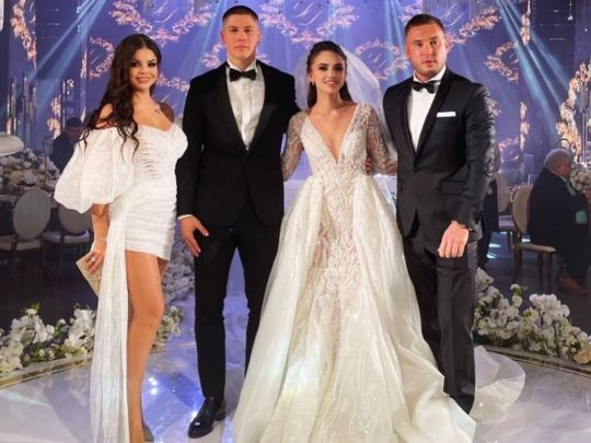 Наречена Дениса Попова у розпал весілля приголомшила коханого незвичайним подарунком