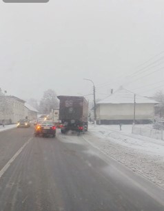 Пориви вітру та мокрий сніг: в Україні знеструмлено 130 населених пунктів (відео)