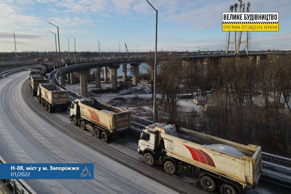 30 вантажівок випробували якість «Великого будівництва» на вантовому мосту у Запоріжжі