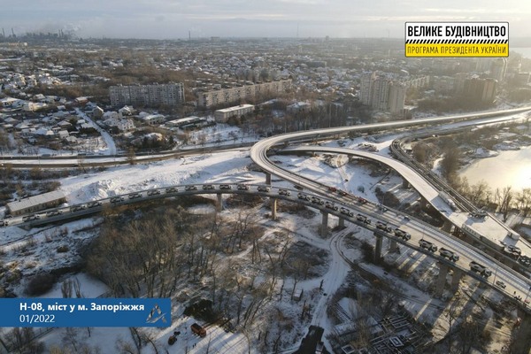 30 вантажівок випробували якість «Великого будівництва» на вантовому мосту у Запоріжжі