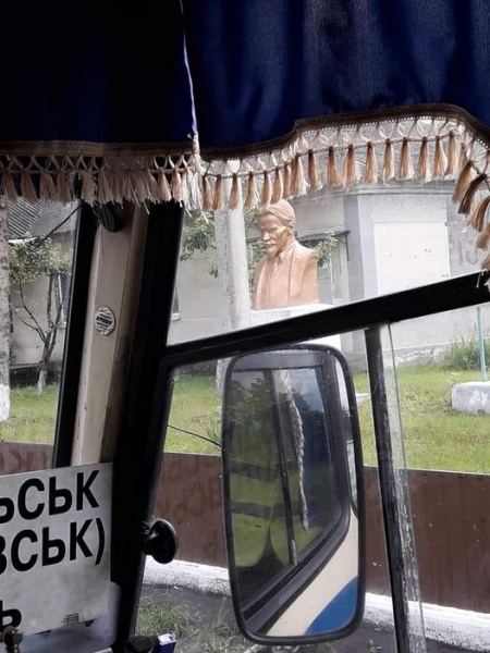 Декоммунизаторы нашли под Савранью уцелевший бюст Калинина и требуют его снести